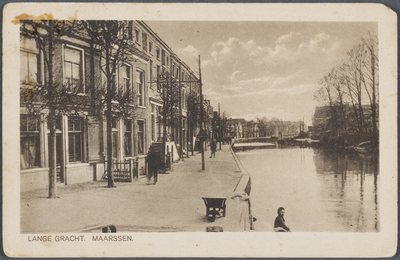 130630 Gezicht op de Langegracht te Maarssen, met rechts de Vecht.
